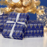 Papel De Presente Hanukkah Dourado Menorah Personaliza Isso<br><div class="desc">Desembrulhe oito noites de Hanukkah divertida com este clássico papel de embrulhamento do padrão Menorah [Hanukiah]. Linhas de ouro e menorras brancas em dois tamanhos são borrifadas entre si com seu texto personalizado em uma cor dourada no fundo azul escuro rico. As Bênçãos de Chanucá podem ser mudadas para Feliz...</div>