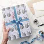 Papel De Presente Hanukkah Dreidel Silver Pattere Personalize Isso<br><div class="desc">Subjugado e subestimado, este padrão de Sonhos prateados falsos em escala de cinza sobre um fundo do branco mais macio e azulado adiciona um toque de na moda a este presente de Hanukkah. A saudação Feliz de Chanucá pode ser alterada se você desejar e o espaço para o seu texto...</div>