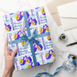 Papel De Presente Hanukkah Dreidels - Padrão Colorido Personalizado<br><div class="desc">Este papel colorido de empacotamento do padrão dos Sonhos de Chanucá é personalizado com seu nome e mensagem curta. Fácil de personalizar, esta de uma espécie de moldura de presente Dreidel apresenta a minha obra de arte original, dois topos girantes em tons vibrantes de azul, roxo, rosa e amarelo para...</div>