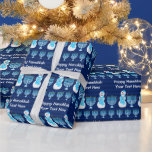 Papel De Presente Hanukkah judeu Menorah personaliza isso<br><div class="desc">Festivo personalizado Feliz Hanukkah embrulhando papel. Menores azuis e bonitos bonecos vestindo lenços azuis com uma Estrela Branca de David design, suas cabeças pequenas e nevadas tocaram com Kippahs correspondentes. Apresente seus presentes de Chanucá em estilo com este de um tipo de plástico azul. Confira os materiais de plástico de...</div>
