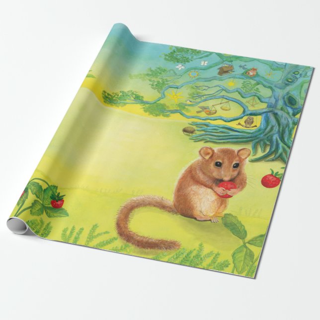 Papel De Presente Hazel Dormouse comendo morango selvagem (Desenrolado)