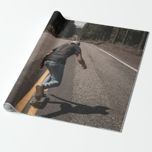 Papel De Presente Homem jogando skate na estrada pela manhã