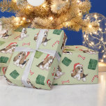 Papel De Presente Hound Dog Christmas<br><div class="desc">Geleia branca com ossos canaviais,  presentes,  e um chapéu de Papai Noel sobre fundo verde-claro.</div>