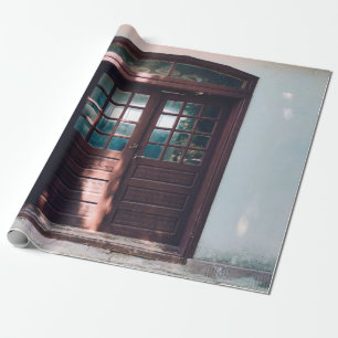 PAPEL DE PRESENTE JANELA DE MADEIRA RODADA NA PAREDE DE CONCRETO AZU