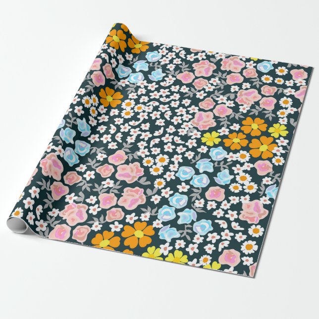 Papel De Presente Jardim florescente com rosas e flores silvestres.  (Desenrolado)