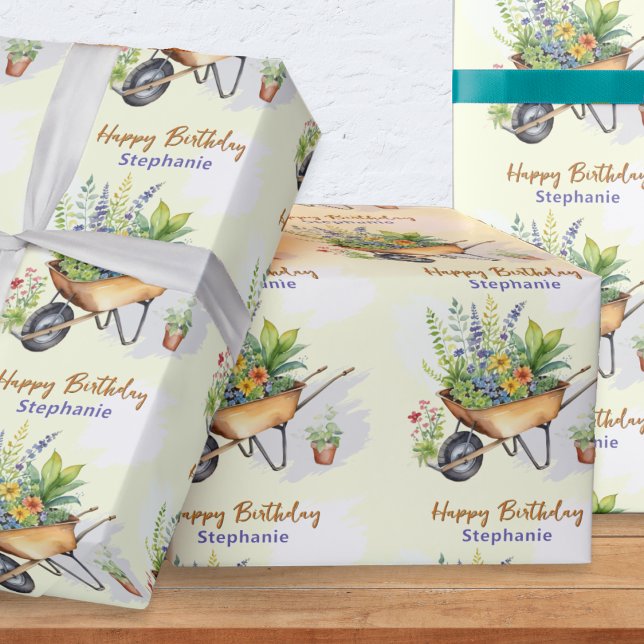 Papel De Presente Jardim Temático Feliz Aniversário Personalizado (Personalized birthday gift wrap on a roll, with wheelbarrows full of plants and personalized name)