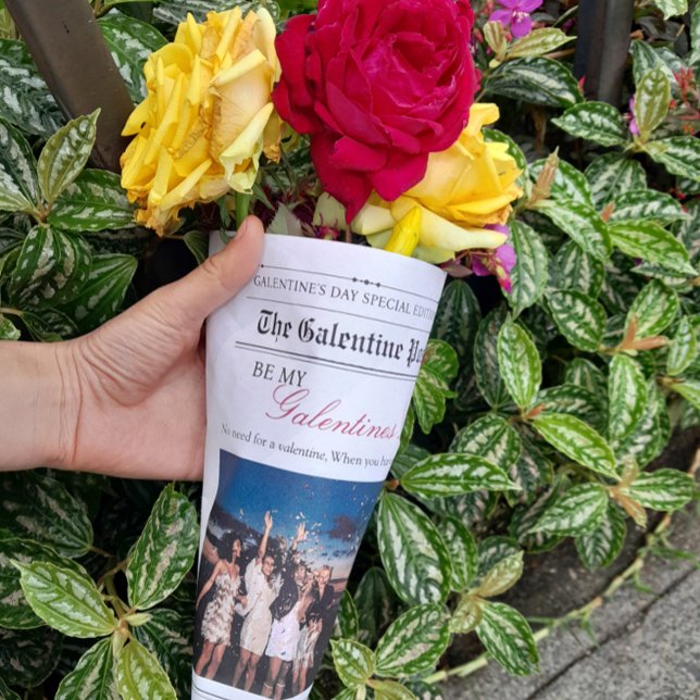 Papel De Presente Lábios para Buquês de fole de jornal do dia Galent (Galentines Day Newspaper Flower Bouquet Lips Wrapping Paper)