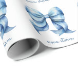 Papel De Presente Laço Azul Moderno Personalizado Com Nome Monograma<br><div class="desc">Eleve a sua oferta de presentes com o nosso Papel de Embrulho Personalizado com Laço Azul Tendência, onde o charme clássico encontra o design contemporâneo. Este papel de embrulho apresenta um laço ilustrado em aquarela, capturando a essência da estética coquete da moda. O monograma de nome personalizado adiciona um toque...</div>
