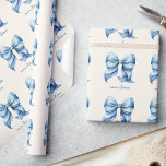 Papel De Presente Laço Azul Tendência Personalizado Com Nome Monogra<br><div class="desc">Transforme a entrega de seus presentes em um evento elegante com nosso Papel de Embrulho Personalizado com Nome e Monograma em Laço Azul na Moda. Este papel de embrulho sofisticado apresenta um laço azul charmoso e elegante, capturando perfeitamente a estética da moda coquete que está em alta. Projetado com um...</div>