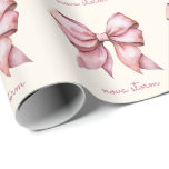 Papel De Presente Laço Rosa da Moda Personalizado Com Nome Monograma<br><div class="desc">Torne seus presentes inesquecíveis com nosso Papel de Embrulho Personalizado com Laço Rosa Tendência, projetado para aqueles que amam uma mistura de charme vintage e elegância moderna. O papel de embrulho apresenta um delicado laço em aquarela em uma tonalidade rosa suave, perfeito para adicionar um toque de estética coquete a...</div>
