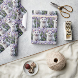 Papel De Presente Lilac Laurel em um Kitten Branco