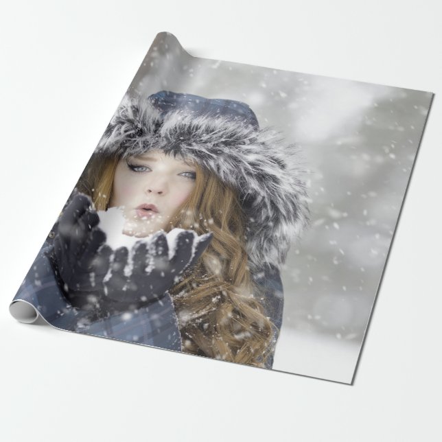 Papel De Presente Linda garota num Casaco de inverno com neve (Desenrolado)