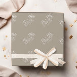 Papel De Presente Linho Cor Sólida Bege - Favor de Casamento Mr & Mr<br><div class="desc">Uma bela cor com fontes chiques torna uma peça de destaque para um favor de recepção. Isso seria perfeito para recepções e festas de aniversário. Os itens são mais fáceis de personalizar quando você substitui todo o texto e as fotos primeiro. Se sua arte ainda precisar ser ajustada, clique no...</div>