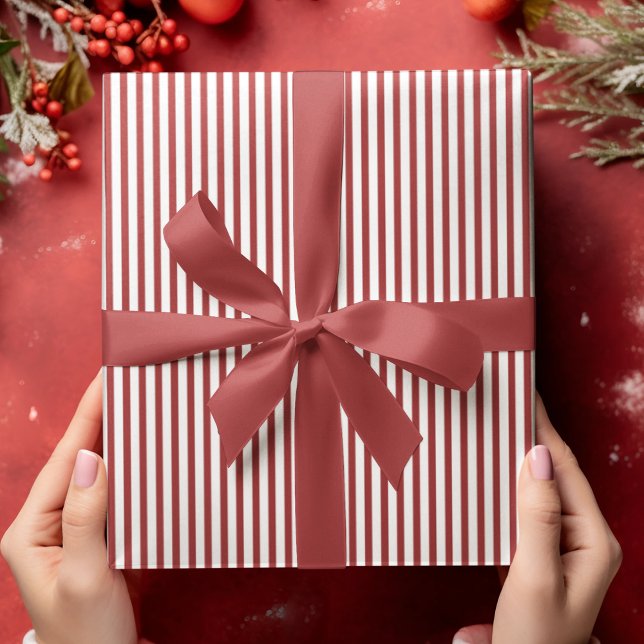 Papel De Presente Listras Leves Vermelhas e Brancas Elegantes (Elegant Striped Wrapping in Red & White. Chic & Timeless. For All Occasions and  All Ages.)