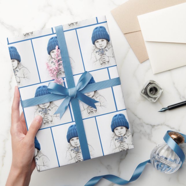 Papel De Presente Little Girl In Blue Hat with Forget-me-not Flowers (Presentear)