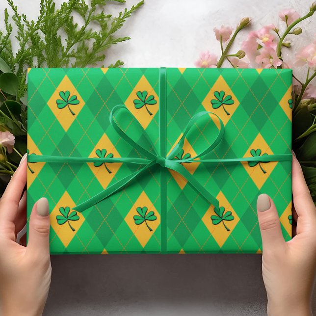 Papel De Presente Lucky Green e Dourada Rua de Clover Argyle. (Green and Gold Lucky Green Clover Argyle Design. Green and Gold Diamonds, Orange Dotted Lines.)