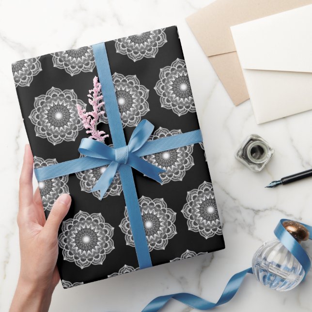 Papel De Presente Mandala Branco em Fundo Preto (Presentear)