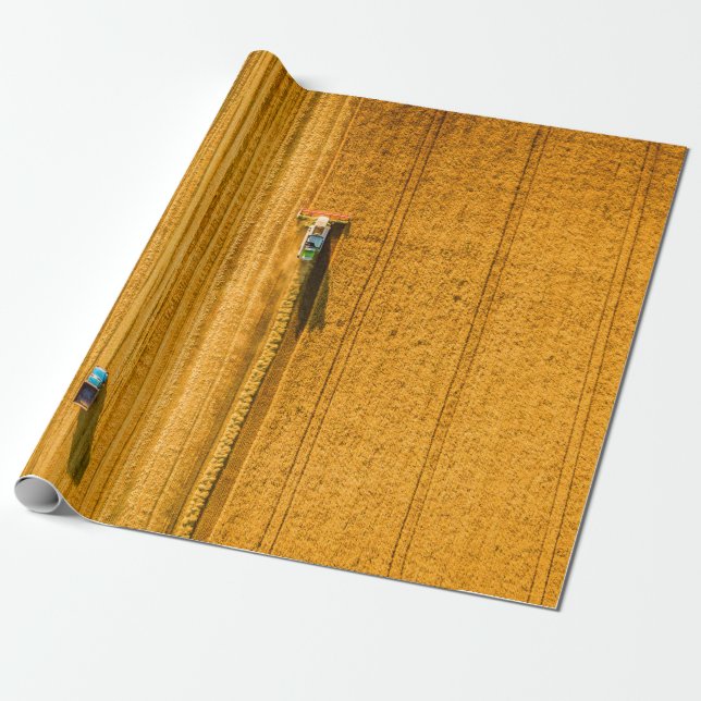 Papel De Presente Máquina de Harvester trabalhando em campo. Escarpa (Desenrolado)