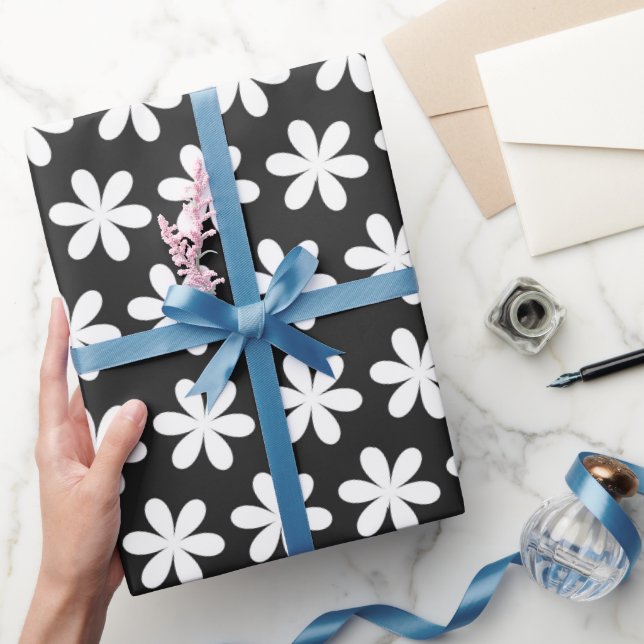 Papel De Presente Margaridas Brancas em Preto (Presentear)