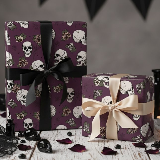 Papel De Presente Maroon Little Gothic Skulls and Rosa Floral (Gothic Maroon Purple, Black Floral Skulls Wrapping Paper. Vintage Dark Skull Roses Halloween Pattern)