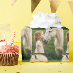 Papel De Presente Menina beijando seu cavalo