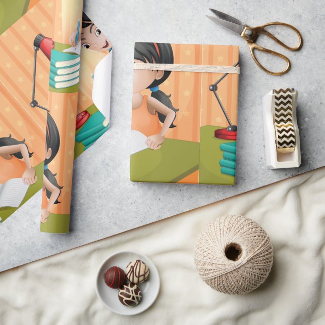 Papel De Presente Menina Trabalhando Em Papel De Envolvimento Na Mes (Artesanato)