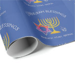 Papel De Presente Menorah Dreidel | BARUCH ATAH ADONAI | Hanukkah<br><div class="desc">Na moda, elegante CHANUKAH BLESSINGS Wrapping Paper. Design mostra um MENORAH dourado com uma ESTRELA multicolorido DE DAVID e cinza prateada DREIDEL. No topo há um texto curvo que diz CHANUKAH BLESSINGS e abaixo do texto lê-se BARUCH ATAH, ADONAI (Abençoado seja você, Ó Deus). A cor de fundo é azul...</div>