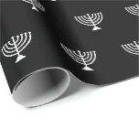 Papel De Presente Menorah judaica branca e negra elegante Hanukkah<br><div class="desc">Um modelo minimalista de menorah judia preto e branco,  um simples e elegante papel de enrolar de presente. Padrão da menorah branca sobre fundo preto. Este papel de embrulho é excelente para Chanucá,  Chanukah,  bar mitzvah,  bat mitzvah,  Shabbat e Feriados Judeus.</div>