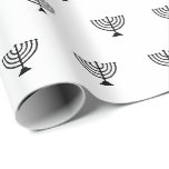 Papel De Presente Menorah judia padrão preto e branco Hanukkah<br><div class="desc">Menorah judia,  padrão preto e branco. Este papel de embrulho é excelente para Chanucá,  Chanukah,  bar mitzvah,  bat mitzvah,  Shabbat e Feriados Judeus.</div>