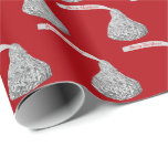 Papel De Presente Merry Christmas Candy On Red<br><div class="desc">A prata embrulhou beijos de chocolate com saudações de Feliz Natal na etiqueta de papel,  a cor de fundo pode ser alterada.</div>