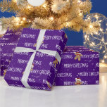 Papel De Presente MERRY CHRISTMAS Texto Com Homens Gengerpão<br><div class="desc">Texto de NATAL de MERCADO branco com pão de gengibre e flocos de neve em fundo roxo. O texto pode ser editado. A cor de fundo pode ser alterada.</div>