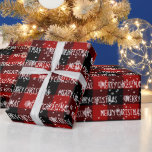 Papel De Presente MERRY CHRISTMAS Texto e Flocos de neve<br><div class="desc">Texto de NATAL de MERCADO branco com flocos de neve em fundo de xadrez de búfalo vermelho e preto. O texto e a cor podem ser editados.</div>
