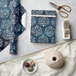 Papel De Presente Metálico Azul. Damask Elegant Chic Christmas<br><div class="desc">Bonito fundo azul metálico falso com cor damasco de prata falsa para um belo e elegante papel de moldagem de Natal. Perfeito para qualquer estação.</div>