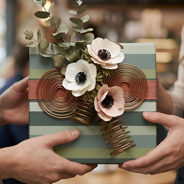 Papel De Presente Moderna Linear | Aged Sage & Winter Moss (Lifestyle Shot)