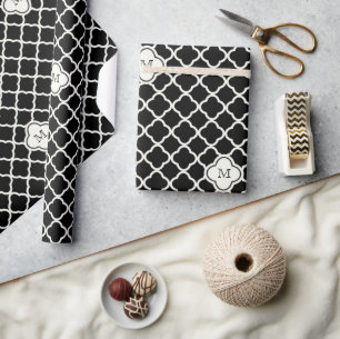 Papel De Presente Monograma Branco & Preto Padrão Quatrefoil Casamen
