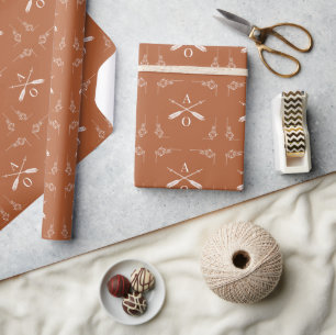 Papel De Presente Monograma e Flechas em Laranja Queimada