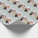 Papel De Presente Monograma Moderno | Sage Green Christmas com fotos<br><div class="desc">Este elegante e moderno papel de embrulho de férias apresenta um padrão feito a partir de duas de suas fotos pessoais,  com seus monogramas e um ponto para seus nomes e as palavras "Feliz Natal" em um fundo verde suave e leve.</div>