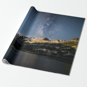PAPEL DE PRESENTE MONTANHA BRANCA E NEGRA SOB O CÉU NUVEM DA CINZA