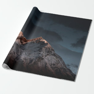 PAPEL DE PRESENTE MONTANHA COBERTA DE NEVE SOB PELE AZUL DURANTE O D