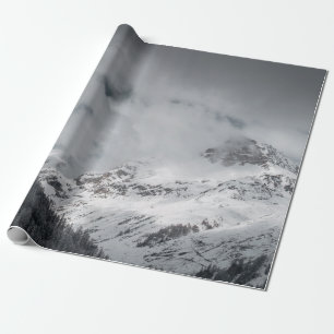 PAPEL DE PRESENTE MONTANHA COBERTA DE NEVE SOB PELE NUVEM DURANTE O