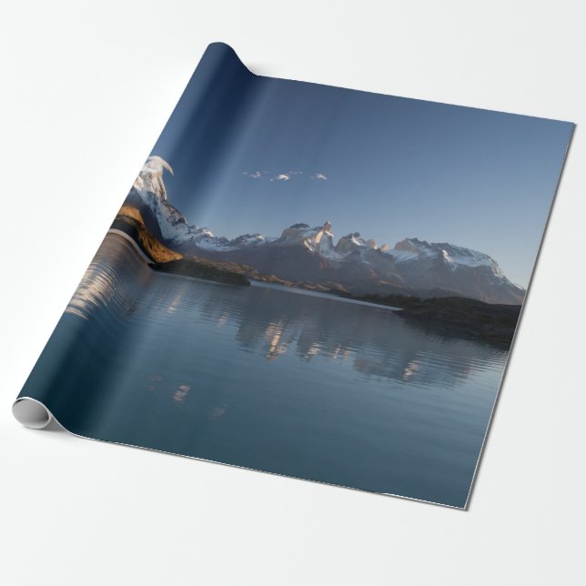 PAPEL DE PRESENTE MONTANHA COBERTA PELA NEVE EM FOTOGRAFIA REFLETIVA (Desenrolado)