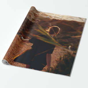 Papel De Presente Mulher caminhando na pedra