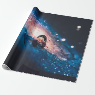 PAPEL DE PRESENTE MULHER COBRINDO O ROSTO USANDO A MÃO DIREITA COM