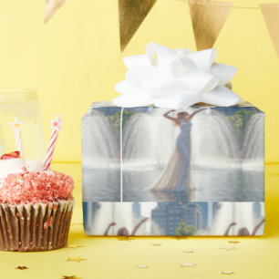 Papel De Presente Mulher Dançando numa Fonte Urbana