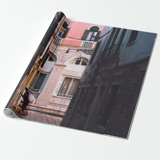 PAPEL DE PRESENTE MULHER DE CAMISA BRANCA E CALÇAS NEGRAS CAMINHANDO