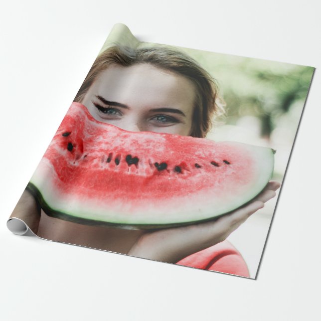 Papel De Presente Mulher segurando melancia fatiada (Desenrolado)