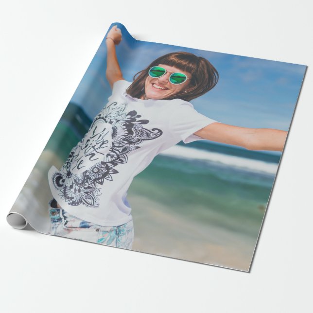 Papel De Presente Mulher vestindo camisa branca e preta pulando pert (Desenrolado)