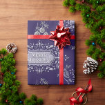 Papel De Presente Natal azul e prata<br><div class="desc">Um elegante papel de embrulho de Natal azul e prateado, apresenta um padrão decorativo de elementos festivos e prateados. Há também grandes sinais ornamentais com o "Feliz Natal" em prata, assim como decorações de Natal metálicas, tais como borbulhas, coroas de Natal prateadas e pombos de paz prateada com um prata...</div>