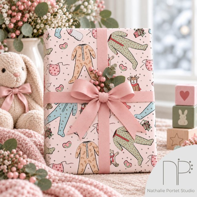 Papel De Presente Natal de Bebê Menina Rosa Fofa (Custom pink Christmas baby wrapping paper with hand drawn art for holiday gifts and baby showers)
