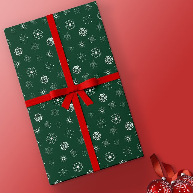 Papel De Presente Natal dos Flocos de Neve Verdes e Brancos Modernos (Green & Snowflakes Wrapping Paper)